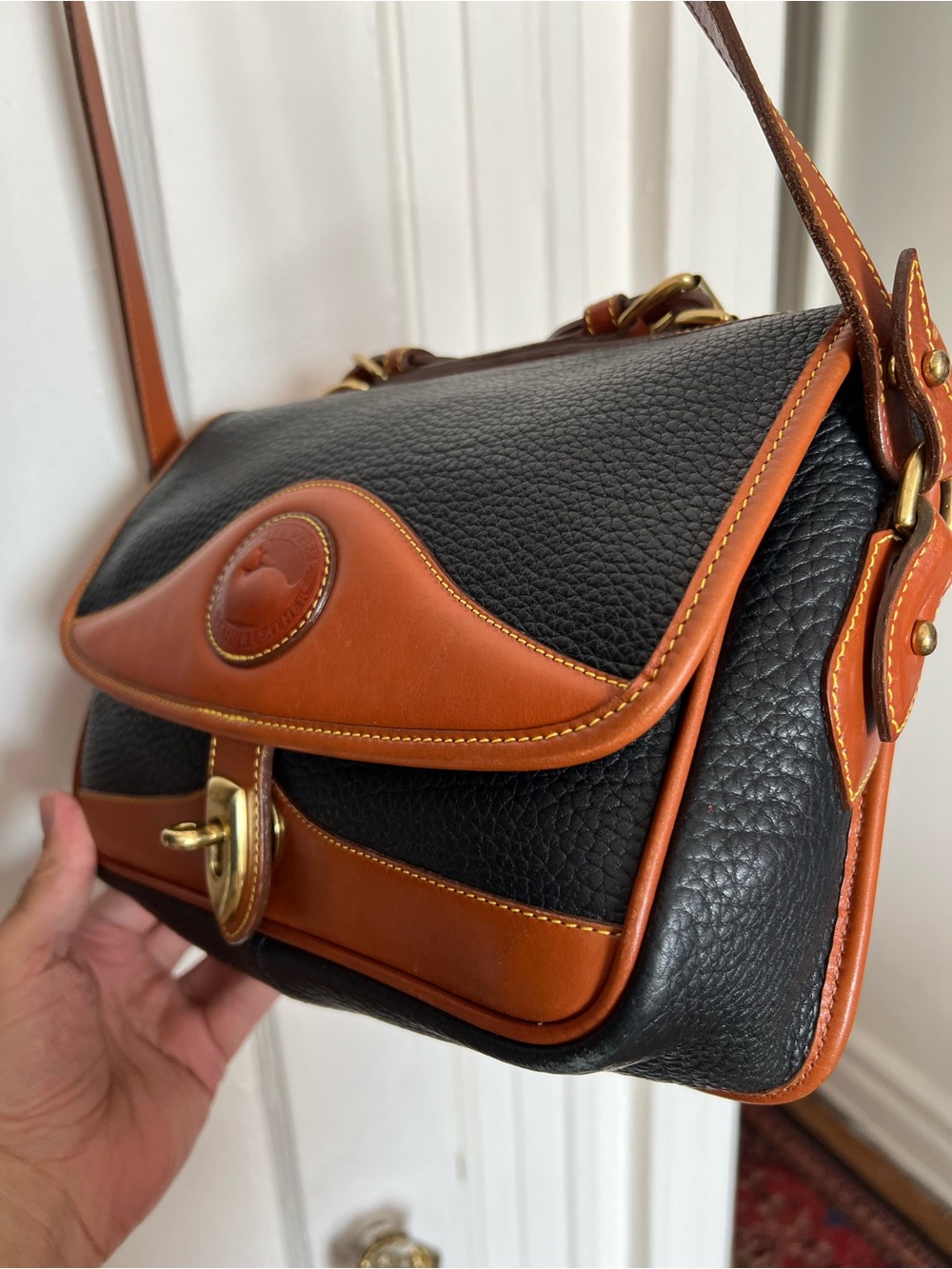 Vintage Dooney & Bourke AWL Black Leather Large Carrier Crossbody Bag -Excellent - Picture 3 of 16